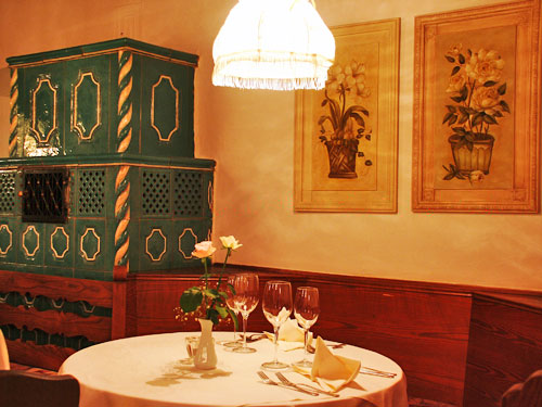 Gaststube mit Kachelofen beim Restaurant Oberspeiser, Klaus 15, Terlan an der Weinstraße