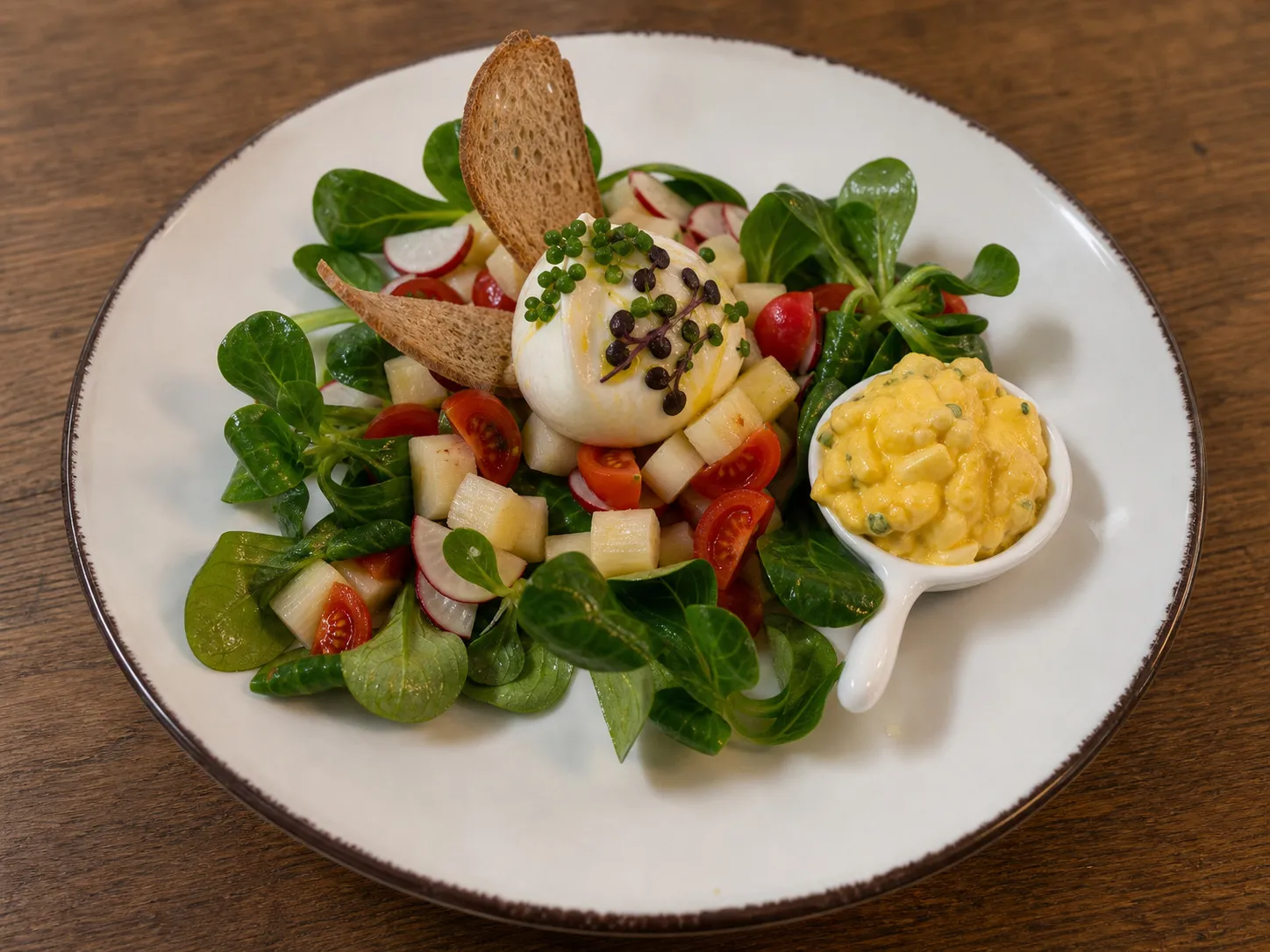 Insalata di burrata con valerianella e verdure