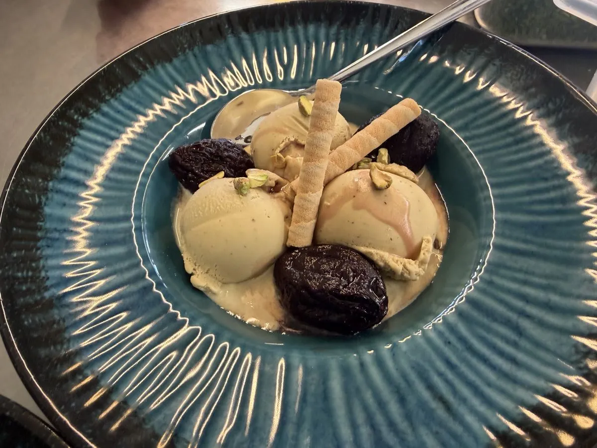 Eisdessert mit Früchten, Waffeln und Pistazien