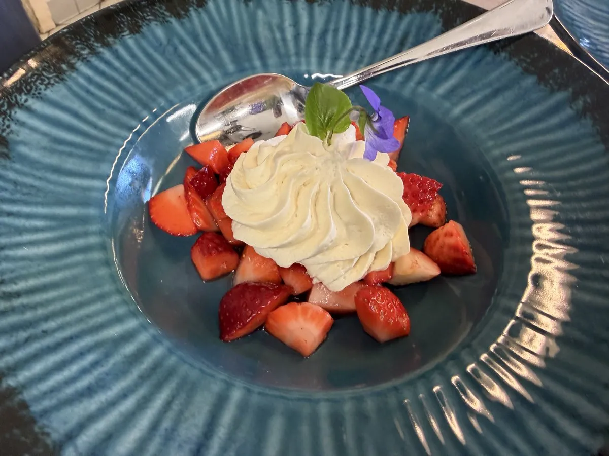 Erdbeeren mit Sahne und frischer Minze