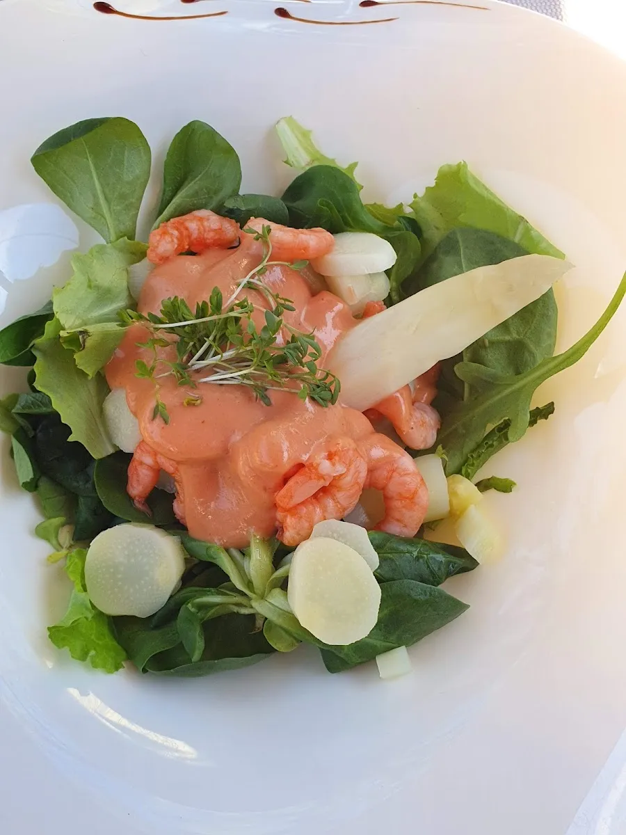 Garnelen-Salat mit weißem Spargel