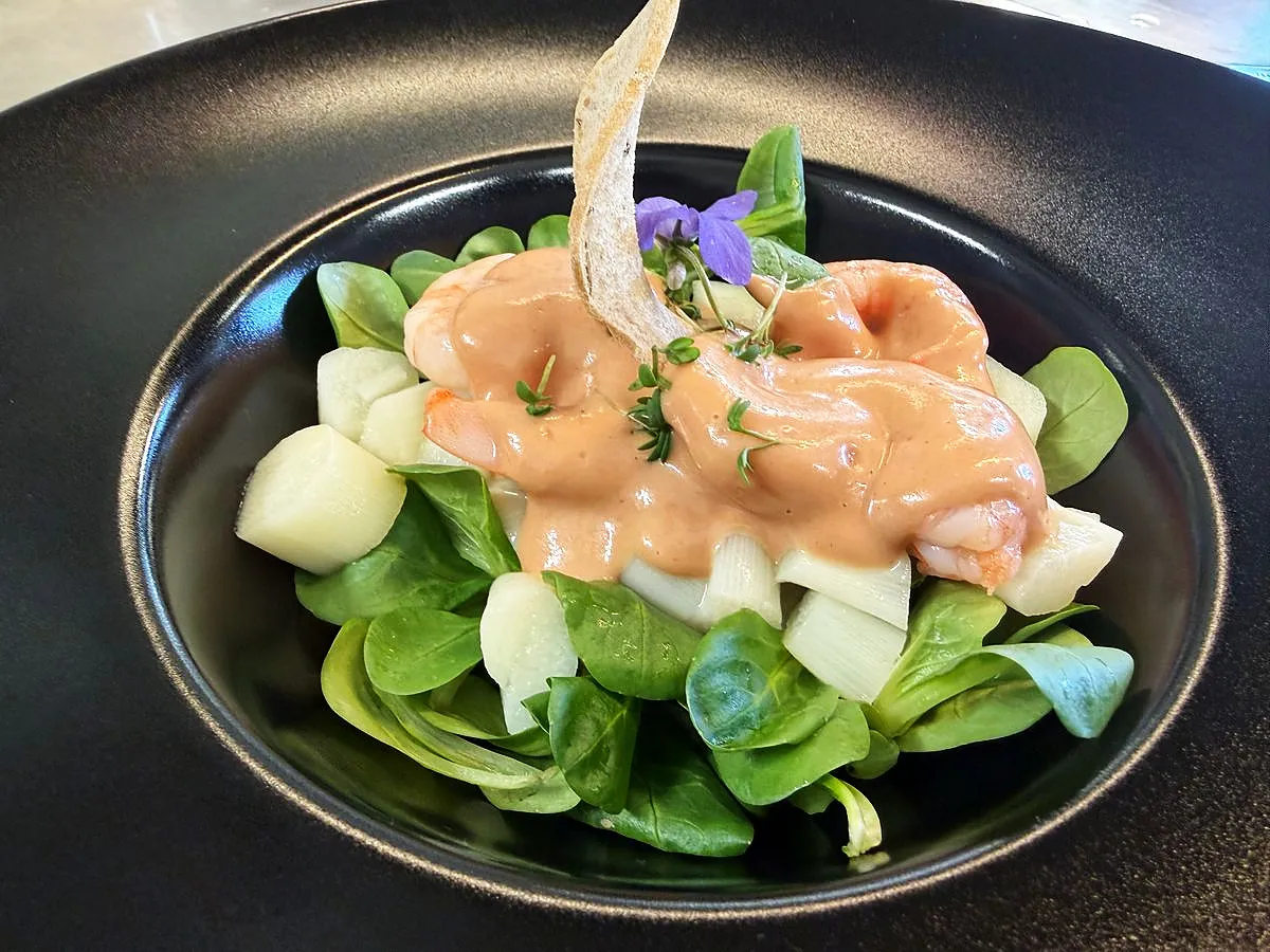 Insalata di gamberi con salsa e pane