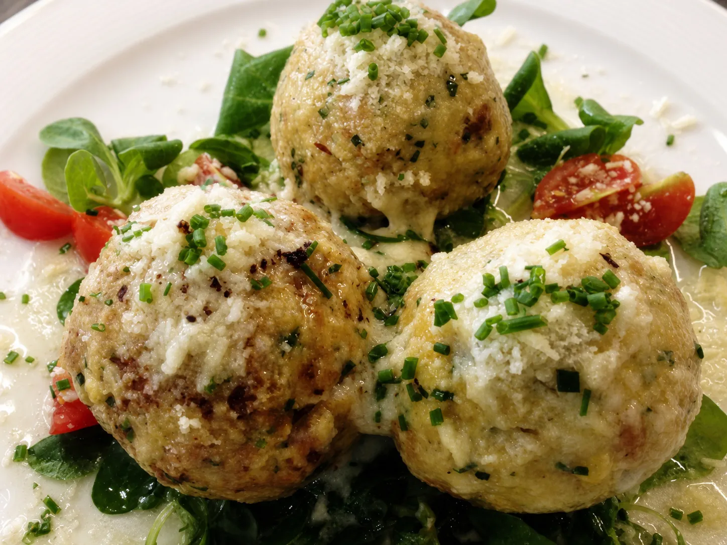 Canederli agli spinaci e di pane con burro e parmigiano