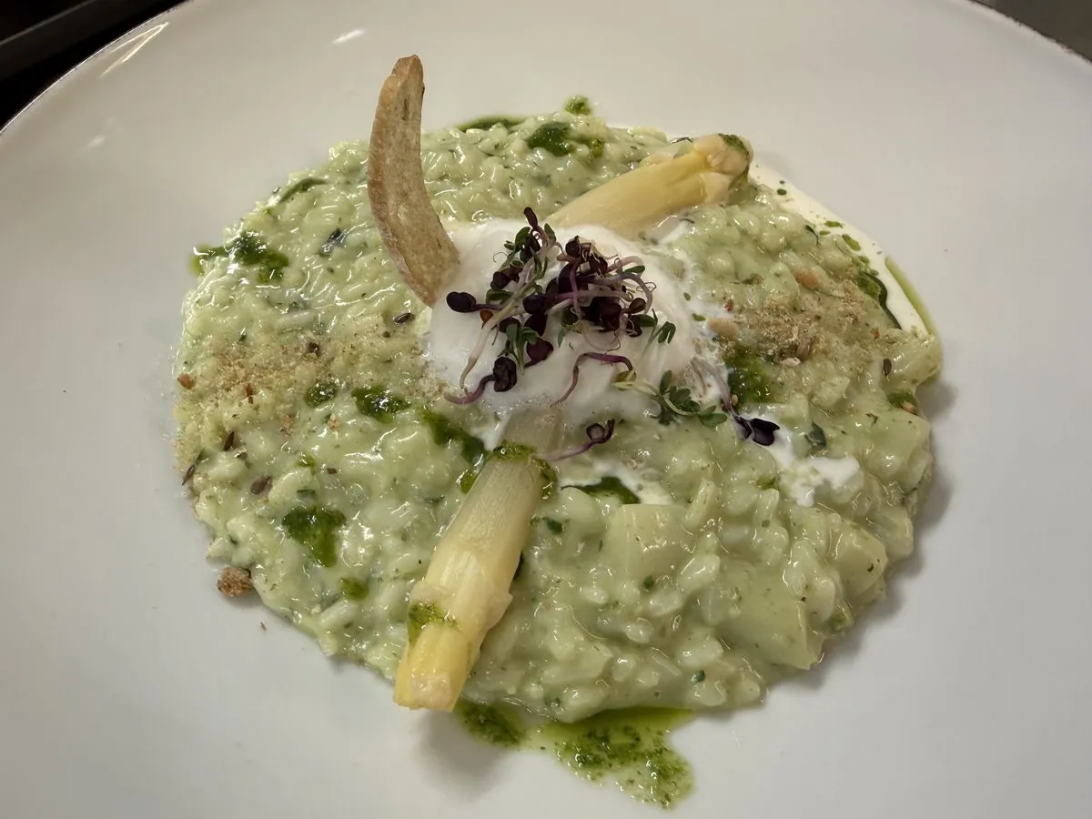 Grünes Risotto mit Spargelspitzen