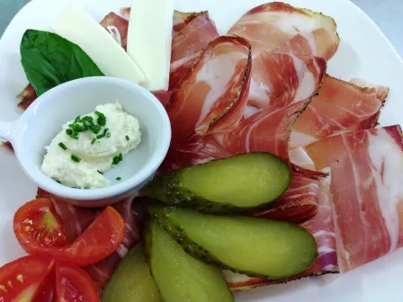 Südtiroler Speckplatte mit Käse und Gurken