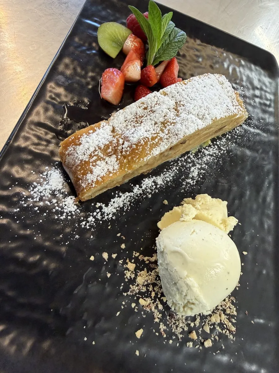 Apfelstrudel mit Sahne und Eis