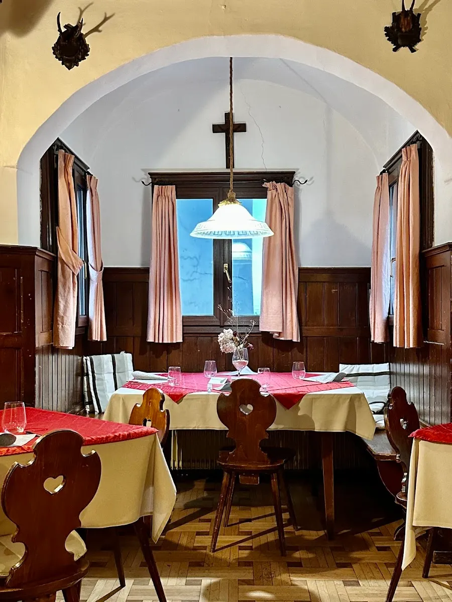 Traditionelle Gaststube mit Holzvertäfelung