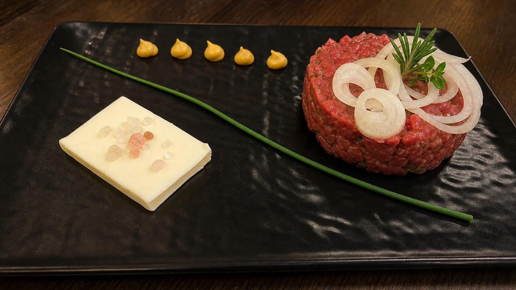 Tartare di manzo con erbe e parmigiano