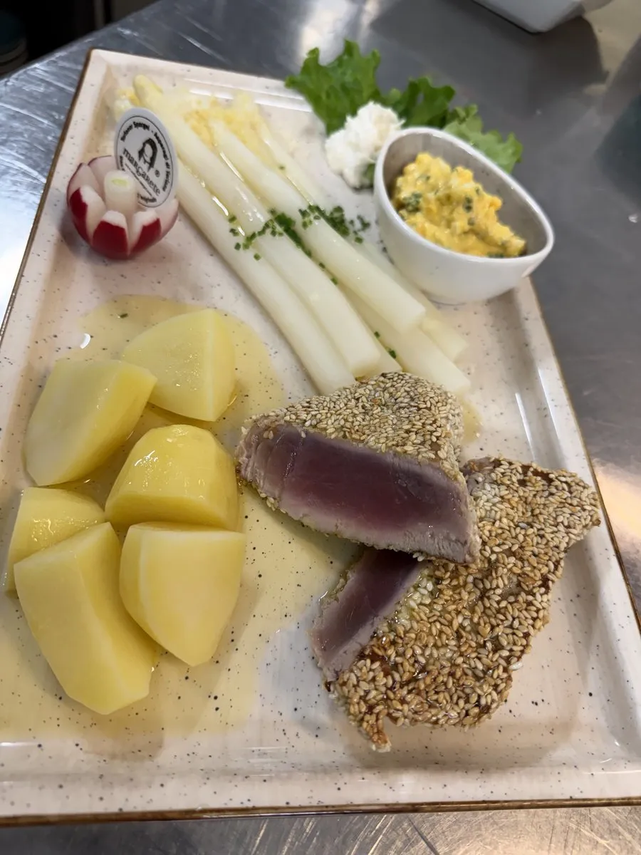 Thunfisch in Sesamkruste mit weißem Spargel und Kartoffeln