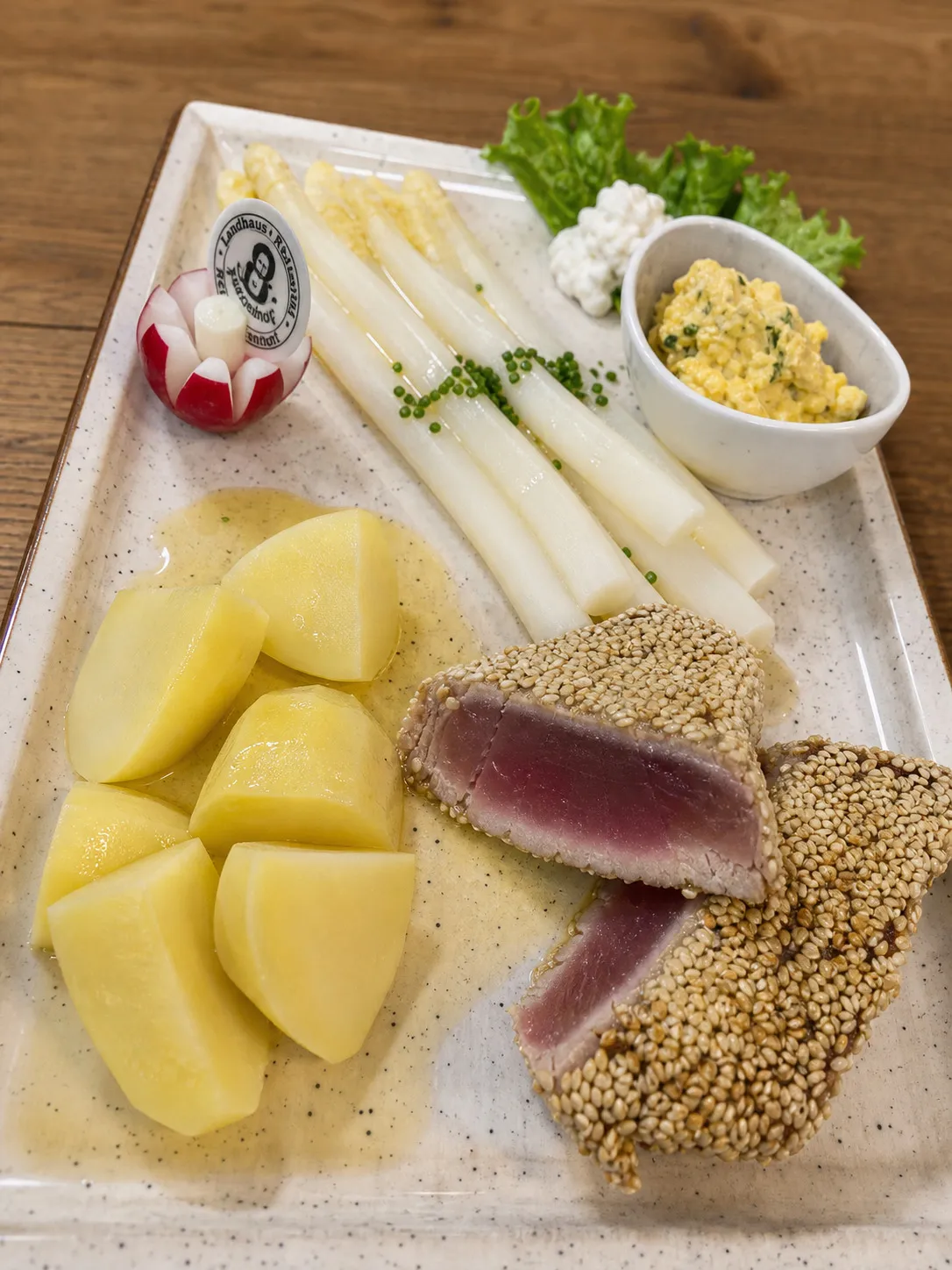 Tonno in crosta di sesamo con asparagi bianchi e patate